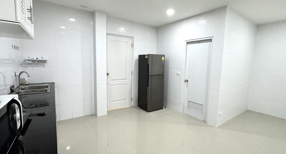 For rent 3 bedrooms townhouse in Phra Khanong, Bangkok