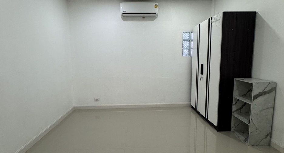 For rent 3 bedrooms townhouse in Phra Khanong, Bangkok