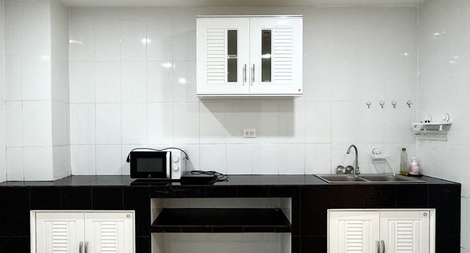 For rent 3 bedrooms townhouse in Phra Khanong, Bangkok