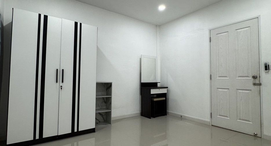 For rent 3 bedrooms townhouse in Phra Khanong, Bangkok