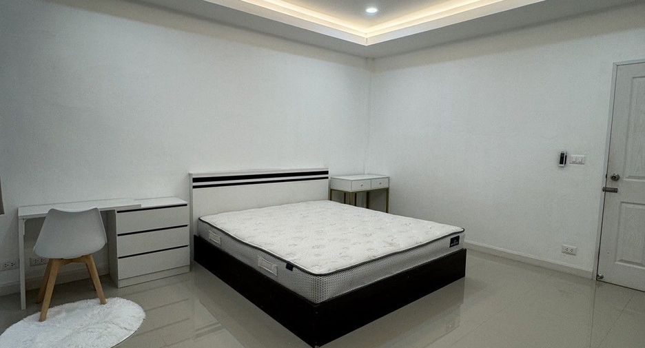 For rent 3 bedrooms townhouse in Phra Khanong, Bangkok
