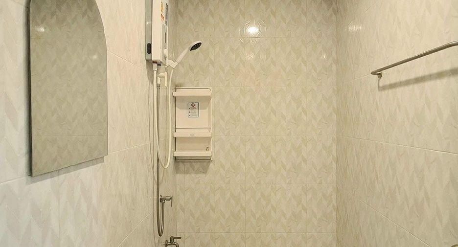 For rent 3 bedrooms townhouse in Phra Khanong, Bangkok