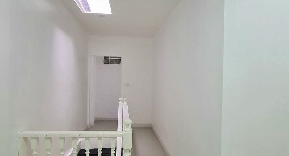 For rent 3 bedrooms townhouse in Phra Khanong, Bangkok