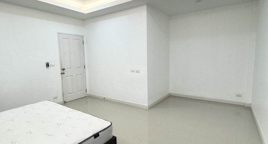 For rent 3 bedrooms townhouse in Phra Khanong, Bangkok
