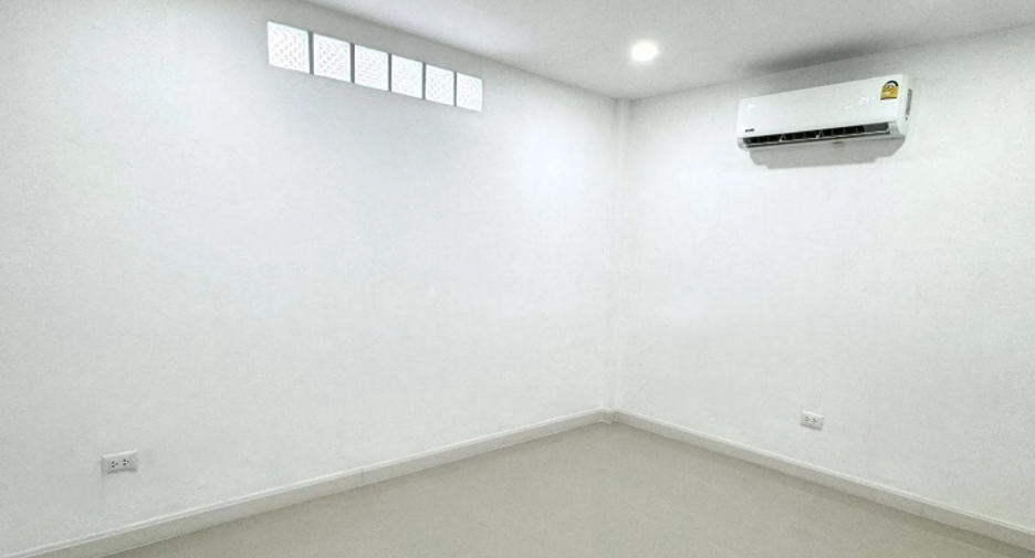 For rent 3 bedrooms townhouse in Phra Khanong, Bangkok