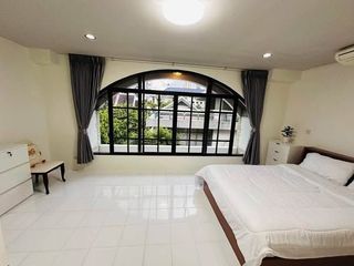 For rent 4 bedrooms townhouse in Watthana, Bangkok