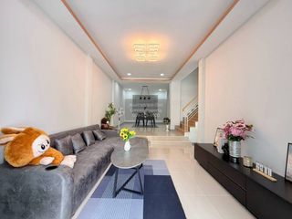 Casa adosada en venta de 4 habitaciones en Khlong Sam Wa, Bangkok
