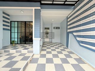Casa adosada en venta de 4 habitaciones en Khlong Sam Wa, Bangkok