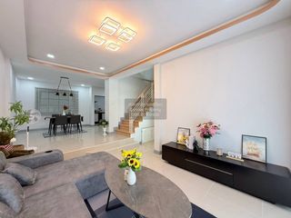 Casa adosada en venta de 4 habitaciones en Khlong Sam Wa, Bangkok