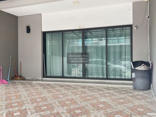Casa adosada en venta de 3 habitaciones en Bang Khae, Bangkok
