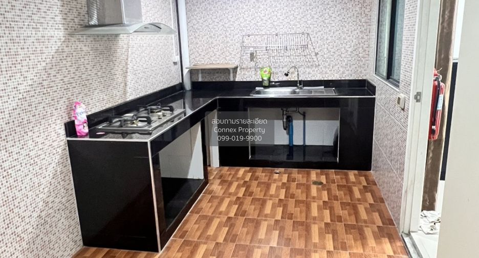 Casa adosada en venta de 3 habitaciones en Bang Khae, Bangkok