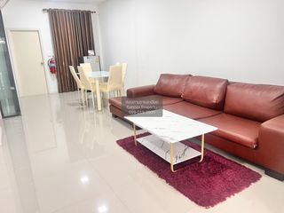 Casa adosada en venta de 3 habitaciones en Bang Khae, Bangkok