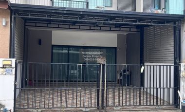 Casa adosada en venta de 3 habitaciones en Bang Khae, Bangkok