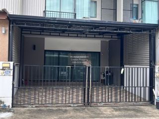 Casa adosada en venta de 3 habitaciones en Bang Khae, Bangkok