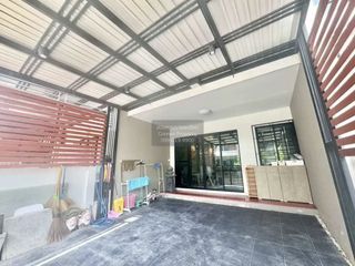 Casa adosada en venta de 3 habitaciones en Bang Khae, Bangkok