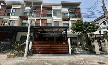 Casa adosada en venta de 3 habitaciones en Bang Khae, Bangkok