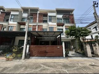 Casa adosada en venta de 3 habitaciones en Bang Khae, Bangkok