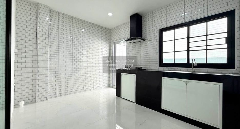 Casa adosada en venta de 3 habitaciones en Bang Khae, Bangkok