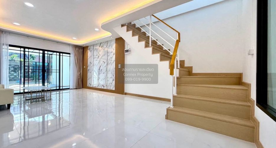 Casa adosada en venta de 3 habitaciones en Bang Khae, Bangkok