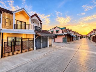 Casa adosada en venta de 3 habitaciones en Bang Khae, Bangkok