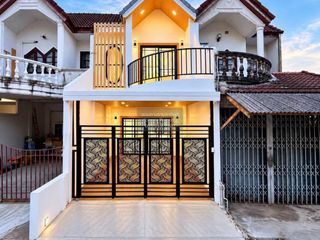 Casa adosada en venta de 3 habitaciones en Bang Khae, Bangkok