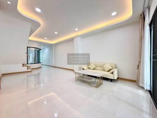 Casa adosada en venta de 3 habitaciones en Bang Khae, Bangkok