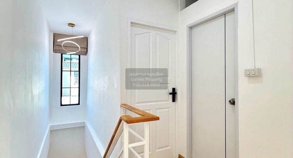 Casa adosada en venta de 3 habitaciones en Bang Khae, Bangkok