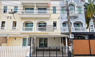Casa adosada en venta de 3 habitaciones en Phasi Charoen, Bangkok