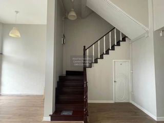 Casa adosada en venta de 5 habitaciones en Huai Khwang, Bangkok