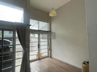 Casa adosada en venta de 5 habitaciones en Huai Khwang, Bangkok