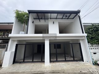 出售 4 卧室 联排别墅 在 Lat Phrao, 曼谷