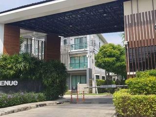 Casa adosada en venta de 3 habitaciones en Bang Khun Thian, Bangkok