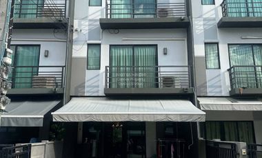 Casa adosada en venta de 3 habitaciones en Phra Pradaeng, Samut Prakan