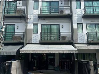 Casa adosada en venta de 3 habitaciones en Phra Pradaeng, Samut Prakan