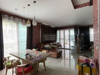 Casa adosada en venta de 3 habitaciones en Bang Khae, Bangkok