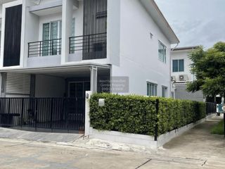 Casa adosada en venta de 3 habitaciones en Bang Khae, Bangkok