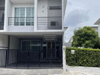 Casa adosada en venta de 3 habitaciones en Bang Khae, Bangkok