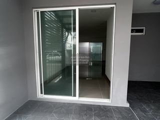 出售 3 卧室 联排别墅 在 Sam Phran, Nakhon Pathom