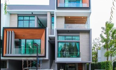 For sale 4 bedrooms townhouse in Suan Luang, Bangkok