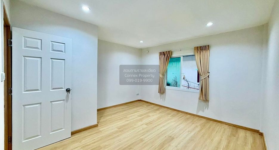 À vendre 3 chambres maison de ville à Krathum Baen, Samut Sakhon