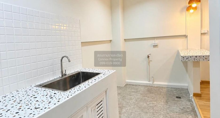 À vendre 3 chambres maison de ville à Krathum Baen, Samut Sakhon