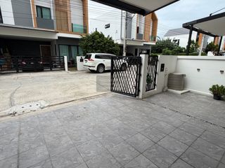 Casa adosada en venta de 4 habitaciones en Bang Khun Thian, Bangkok