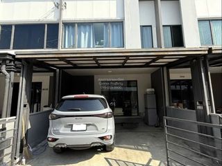 Casa adosada en venta de 3 habitaciones en Prawet, Bangkok