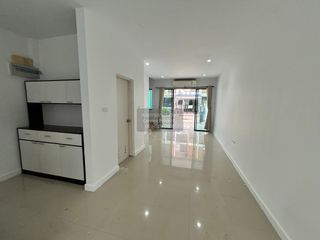 Casa adosada en venta de 3 habitaciones en Bang Khae, Bangkok