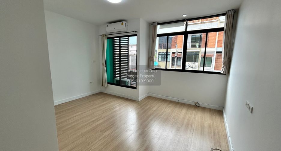 For sale 3 bedrooms townhouse in Bang Khae, Bangkok