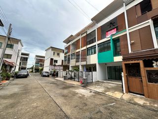 Casa adosada en venta de 3 habitaciones en Bang Khae, Bangkok