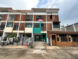 Casa adosada en venta de 3 habitaciones en Bang Khae, Bangkok