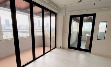 À vendre 2 chambres condo à Huai Khwang, Bangkok