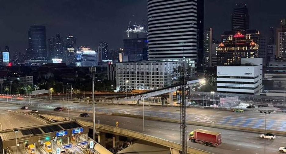 For rent 2 bedrooms condo in Huai Khwang, Bangkok