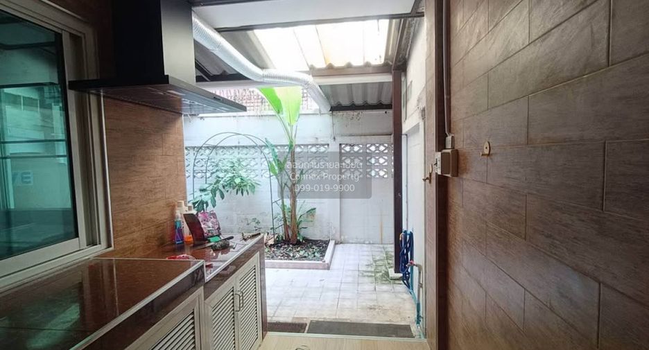 For rent 4 bedrooms townhouse in Phra Khanong, Bangkok